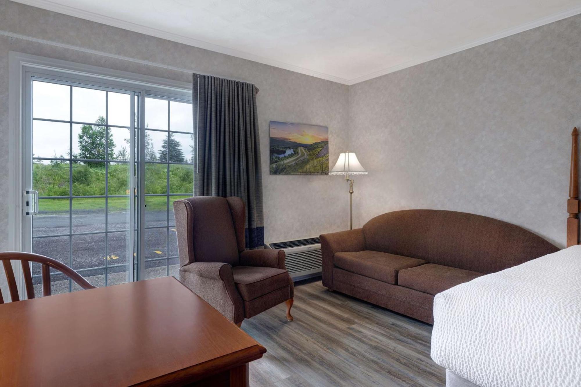 Days Inn By Wyndham Edmundston Exterior photo