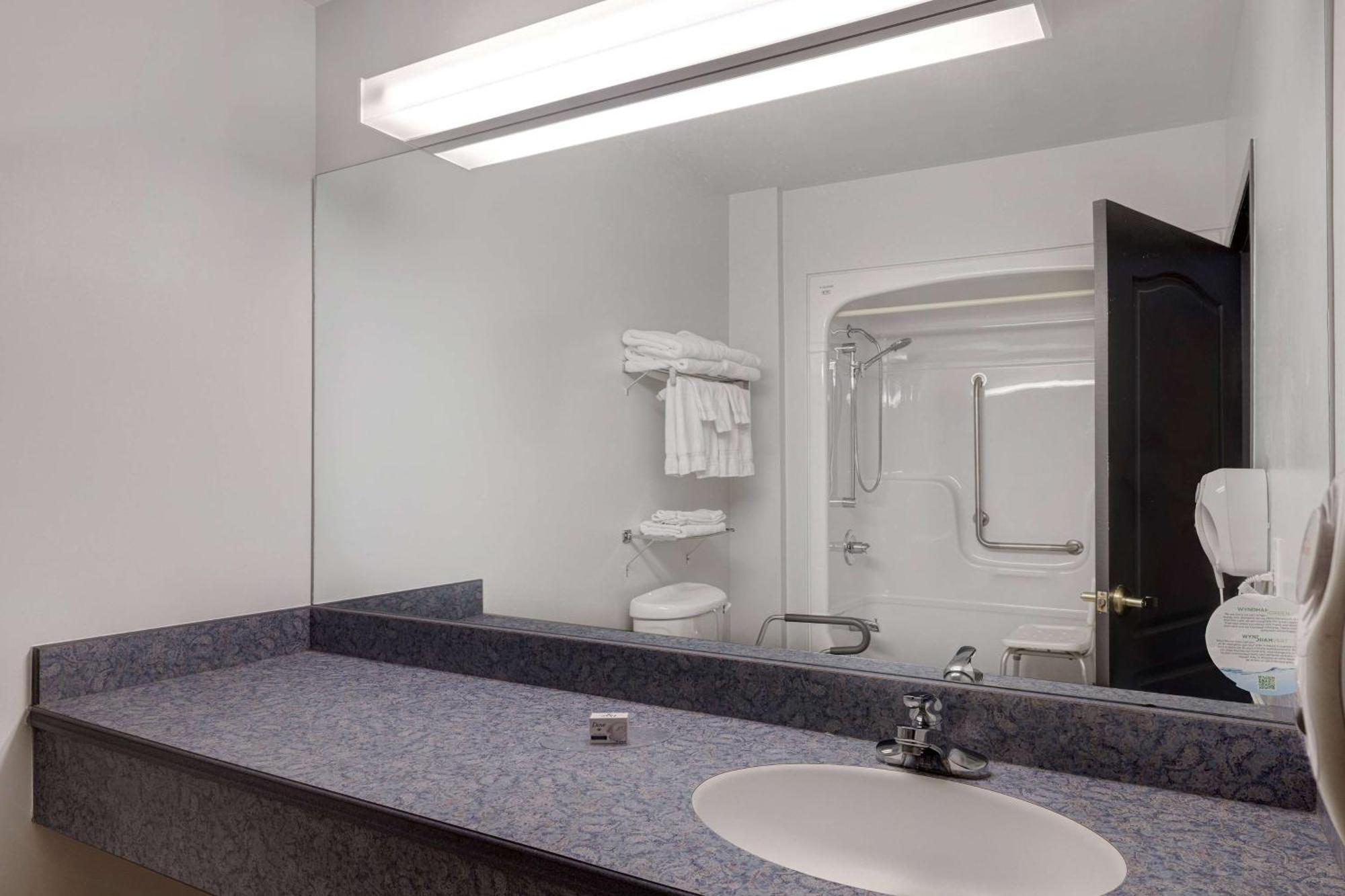 Days Inn By Wyndham Edmundston Exterior photo
